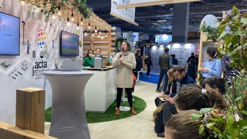 Sophie Gendre présentant Asalée au Salon International de l’Agriculture 2025 sur le stand de l’Acta - ©Marie Sela-Paternelle