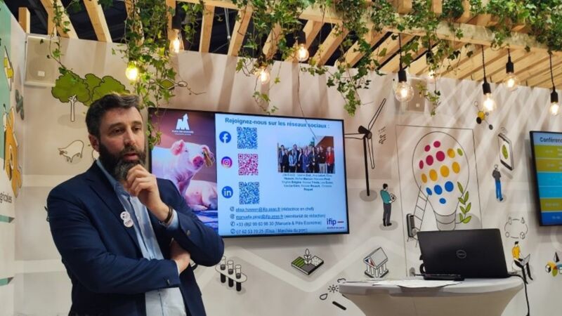 Michel Marcon présentant la plateforme « Place des marchés » sur le stand de l’Acta au SIA - ©Acta MSP
