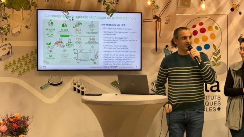 Vincent Jehanno présentant l’enseignement agricole technique et le collectif Reso’Them sur le stand de l’Acta au SIA 2025 - ©Willem Macin Benard