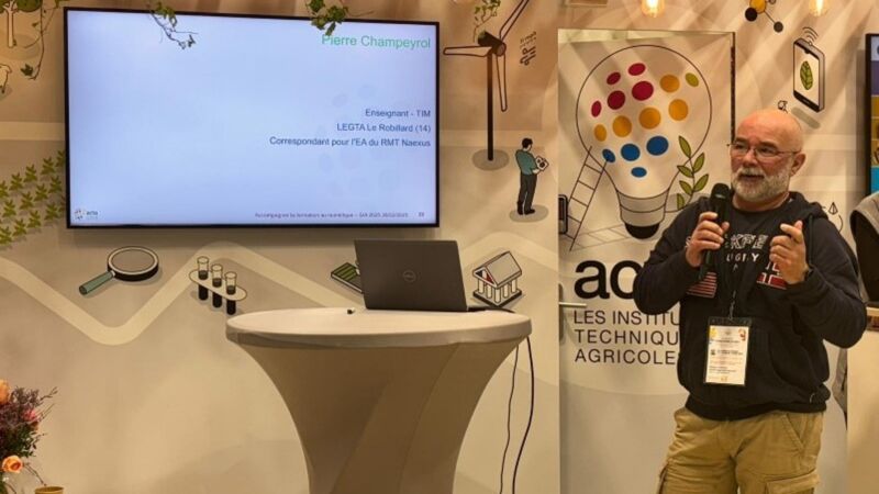 Pierre Campeyrol présentant la matière TIM, l’établissement du Robillard, et l’organisation au niveau normand sur le stand de l’Acta au SIA - ©Willem Macin Benard